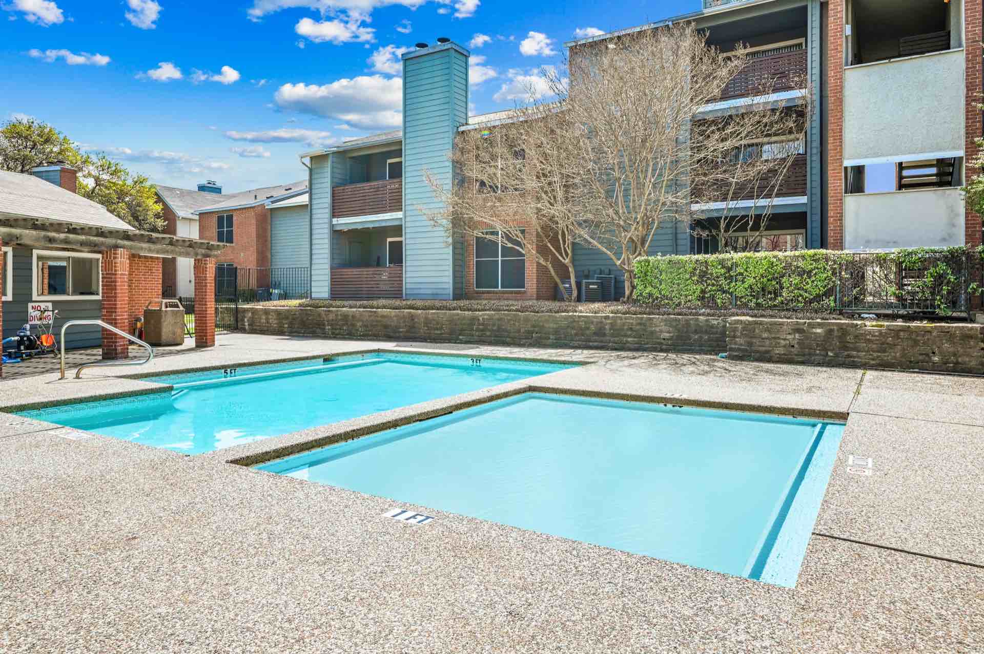 Double pool by leasing center
